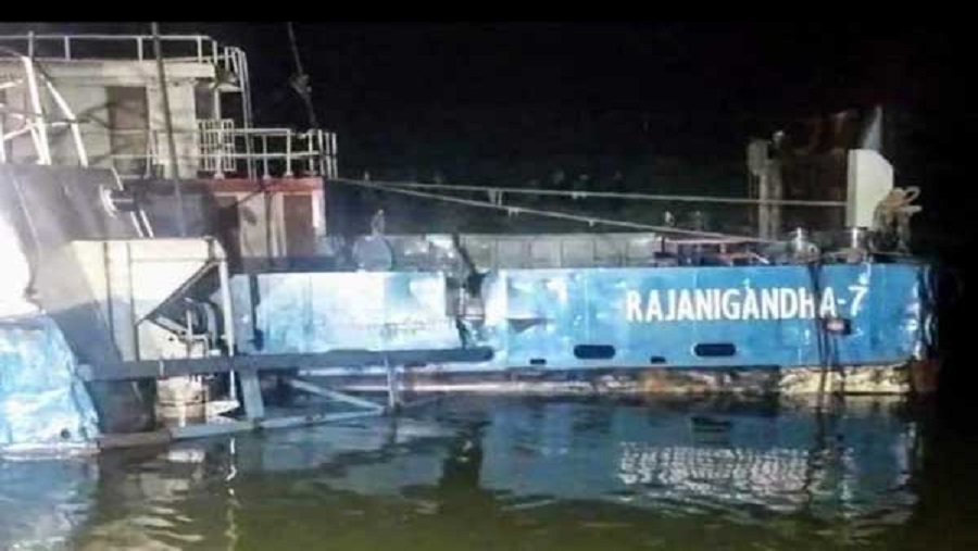 পদ্মায়, ডুবে, ফেরি, রজনীগন্ধা